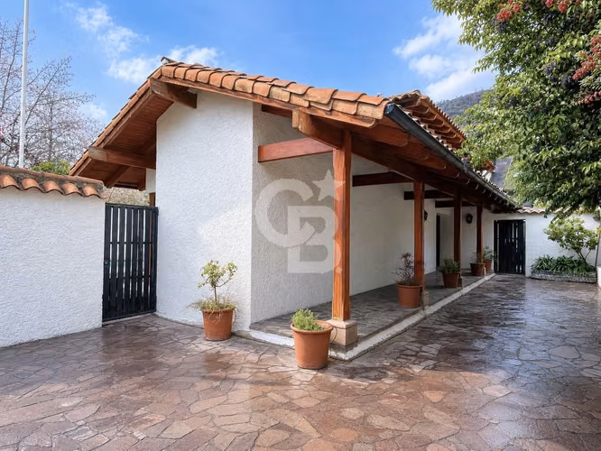 Amplia casa con espectacular quincho cercana a Newland.