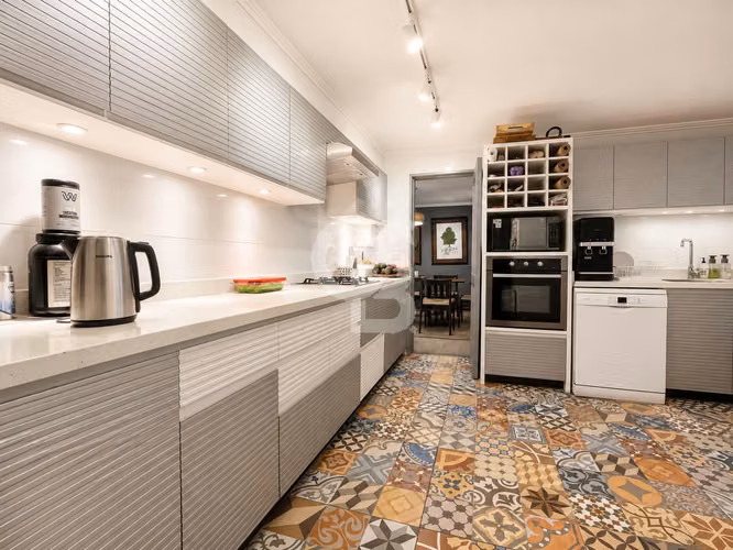 Amplia casa con espectacular quincho cercana a Newland.