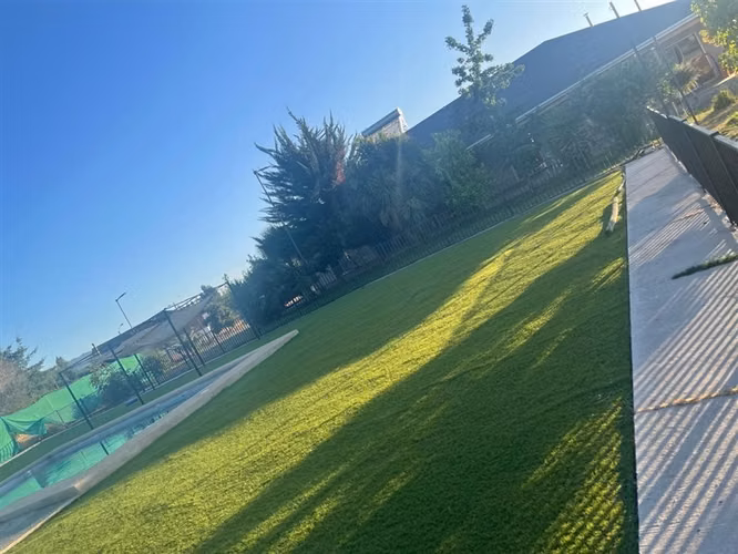 Se vende espectacular Parcela con Casa 7D 4B. S.F. Mostazal