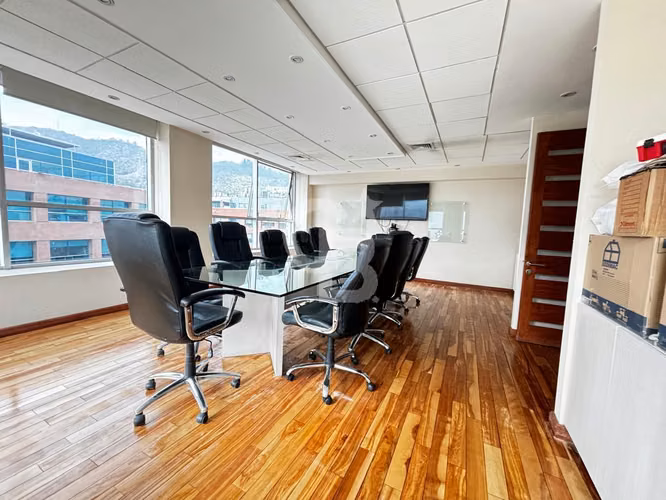 Oficina Duplex Amoblada de 250m2 en Huechuraba