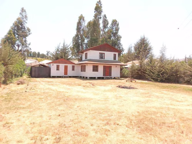 Casa con Gran Terreno en Los Laureles (169866)