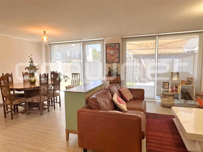 Venta casa de 2 Pisos, Norte, 3B - 2D jardín, 204m2
