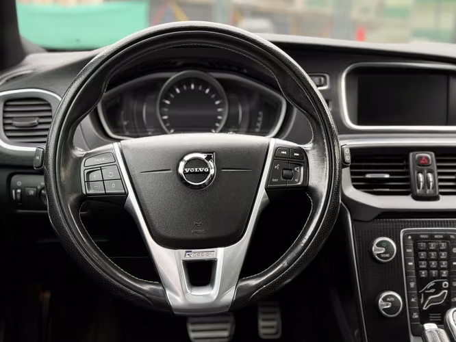 VOLVO V40 T4 2017