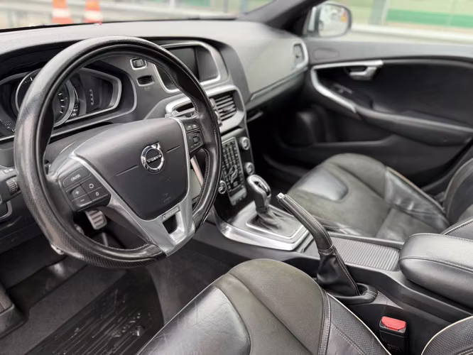 VOLVO V40 T4 2017