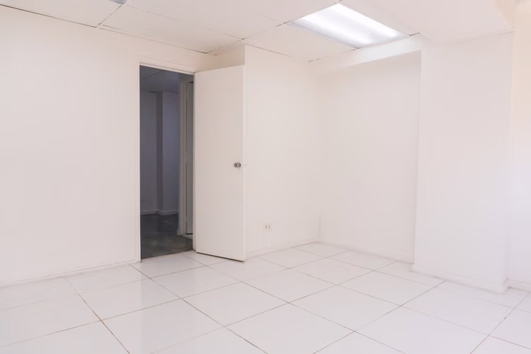 Oficinada remodelada frente a Metro Los Leones, 30 m2
