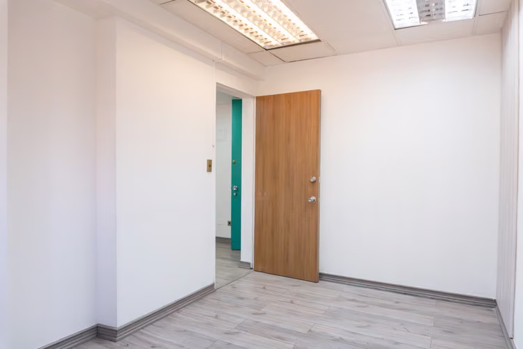 Arriendo oficinada remodelada frente a Metro Los Leones, 30 m2