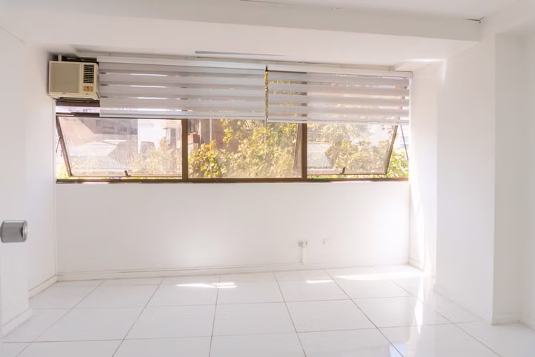 Arriendo oficinada remodelada frente a Metro Los Leones, 30 m2