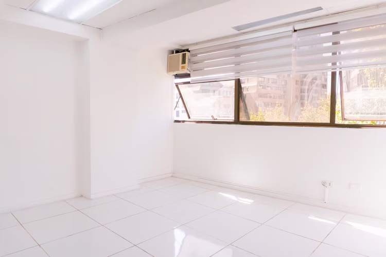 Arriendo oficinada remodelada frente a Metro Los Leones, 30 m2