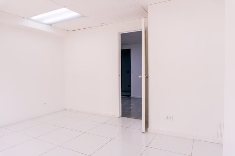 Arriendo oficinada remodelada frente a Metro Los Leones, 30 m2