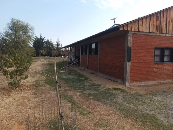 Hermosa Parcela 5600 m2 con 2 viviendas, luz y agua
