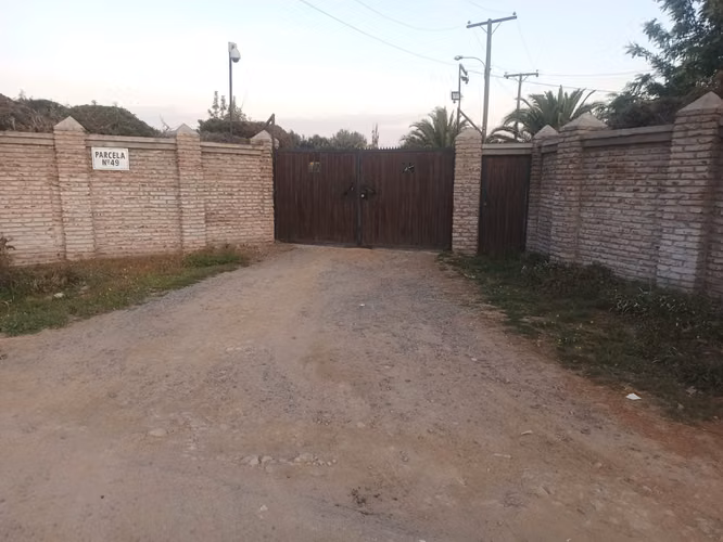 Hermosa Parcela 5600 m2 con 2 viviendas, luz y agua
