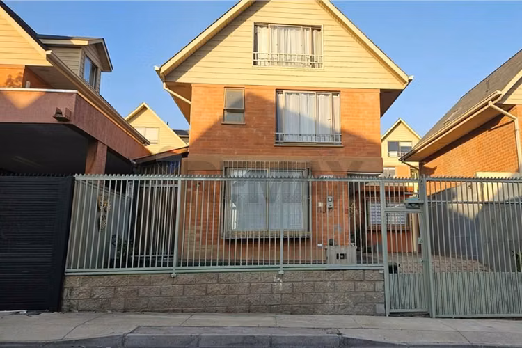 Cómoda y amplia casa 4d3b alto el hualle