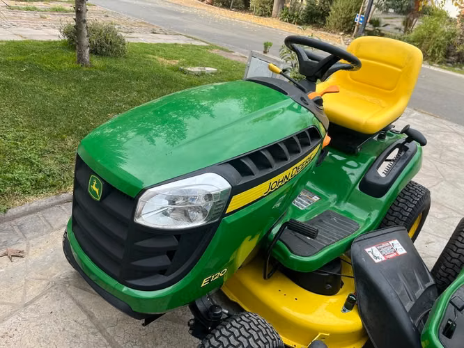 Tractor John Deere E-120