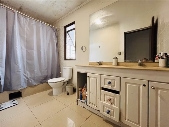 Casa en venta de 5 dormitorios . Lo arcaya, Colina