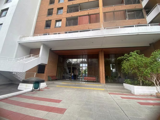 Amplio y Luminoso, dpto. en Las Condes REBAJA (170004)