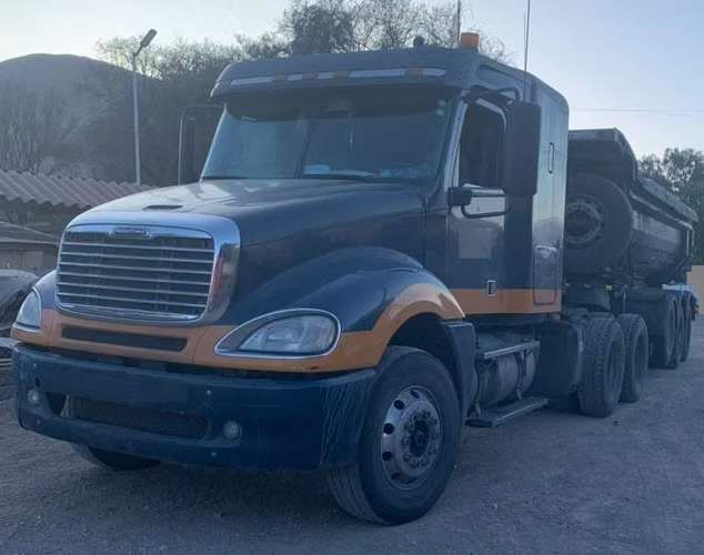Camión Tracto Freightliner CL 120 año 2016 + Batea 30 m3 año 2014