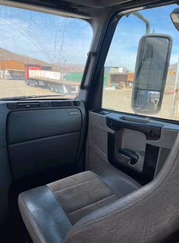 Camión Tracto Freightliner CL 120 año 2016 + Batea 30 m3 año 2014