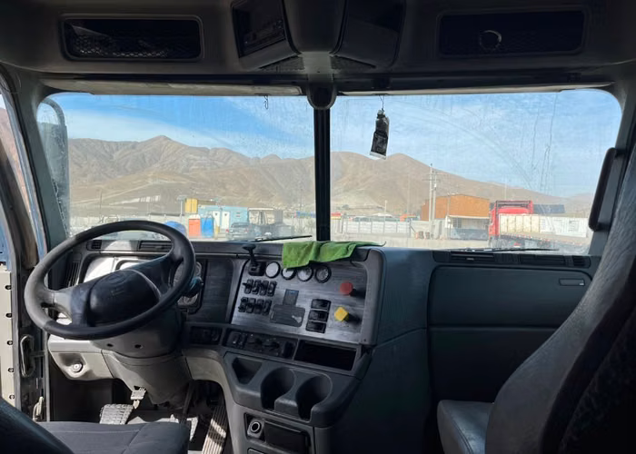 Camión Tracto Freightliner CL 120 año 2016 + Batea 30 m3 año 2014
