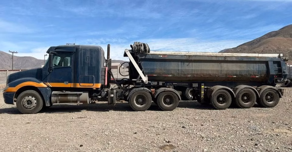 Camión Tracto Freightliner CL 120 año 2016 + Batea 30 m3 año 2014