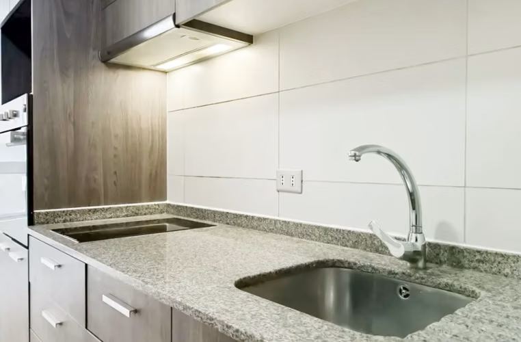 SE VENDE COMODO  ESTUDIO A PASOS DEL METRO SANTA ANA