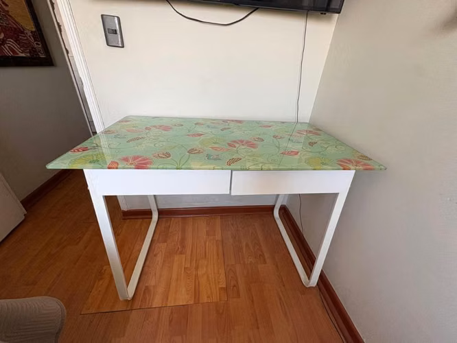 Escritorio usado como nuevo cubierta de vidrio