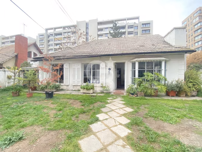 Casa  para remodelar con gran terreno Las Condes