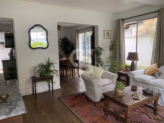 Casa  para remodelar con gran terreno Las Condes