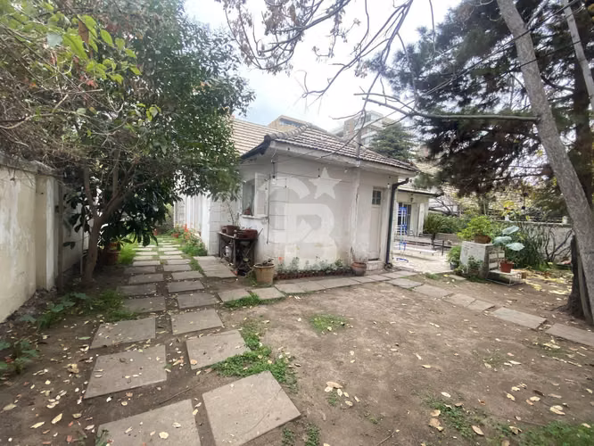 Casa  para remodelar con gran terreno Las Condes