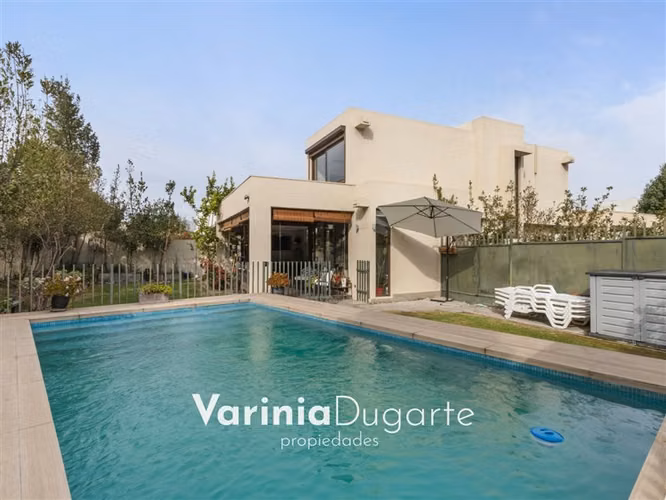 Venta casa 4 dormitorios Piscina Cond. Aguas Claras Chicureo