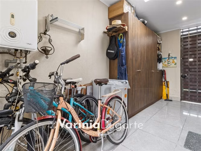 Venta casa 4 dormitorios Piscina Cond. Aguas Claras Chicureo