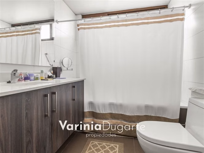 Venta casa 4 dormitorios Piscina Cond. Aguas Claras Chicureo