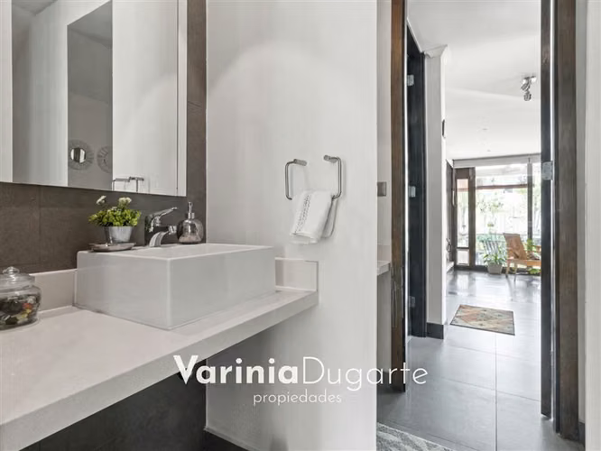 Venta casa 4 dormitorios Piscina Cond. Aguas Claras Chicureo