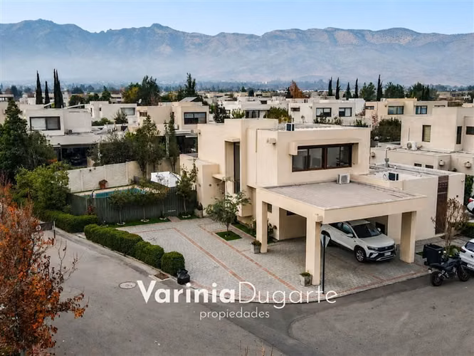 Venta casa 4 dormitorios Piscina Cond. Aguas Claras Chicureo