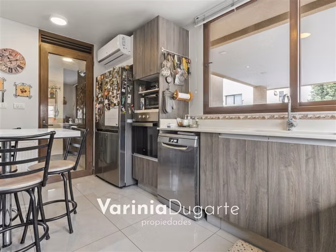Venta casa 4 dormitorios Piscina Cond. Aguas Claras Chicureo