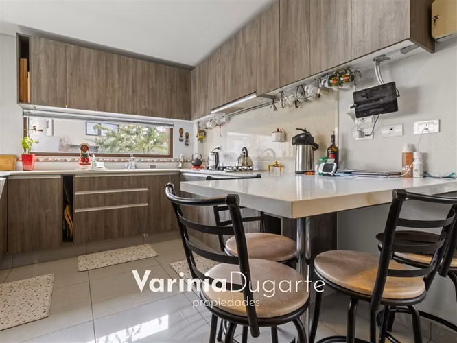Venta casa 4 dormitorios Piscina Cond. Aguas Claras Chicureo