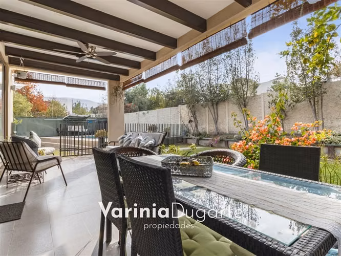 Venta casa 4 dormitorios Piscina Cond. Aguas Claras Chicureo