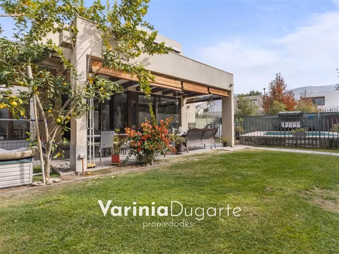 Venta casa 4 dormitorios Piscina Cond. Aguas Claras Chicureo