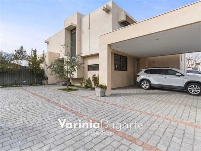 Venta casa 4 dormitorios Piscina Cond. Aguas Claras Chicureo