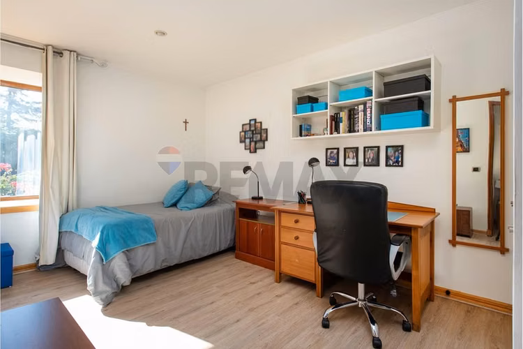 Arriendo en las pircas de chicureo 5 d-4 b + ss