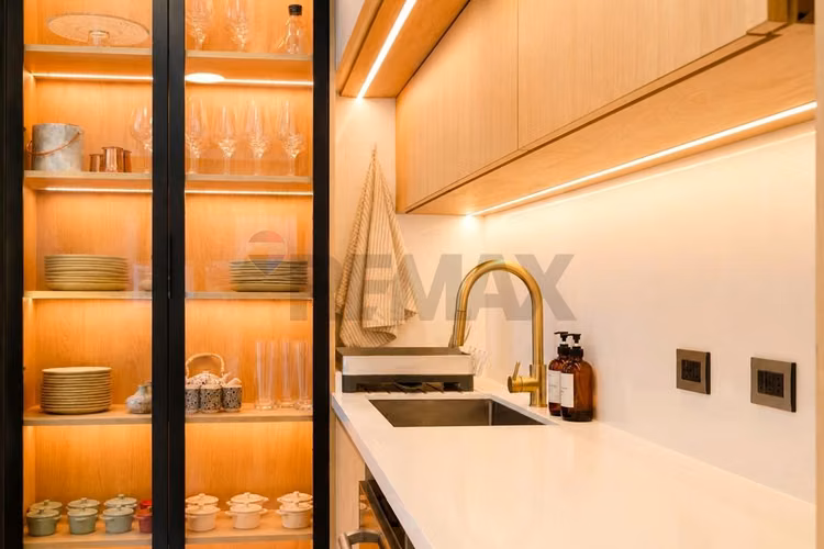 Exclusivo departamento remodelado con patio - Imagen 9