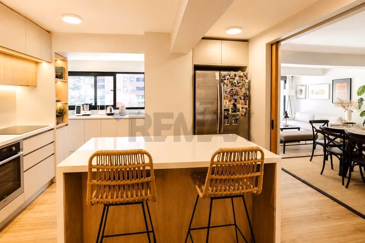 Exclusivo departamento remodelado con patio - Imagen 8