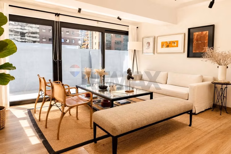 Exclusivo departamento remodelado con patio - Imagen 3