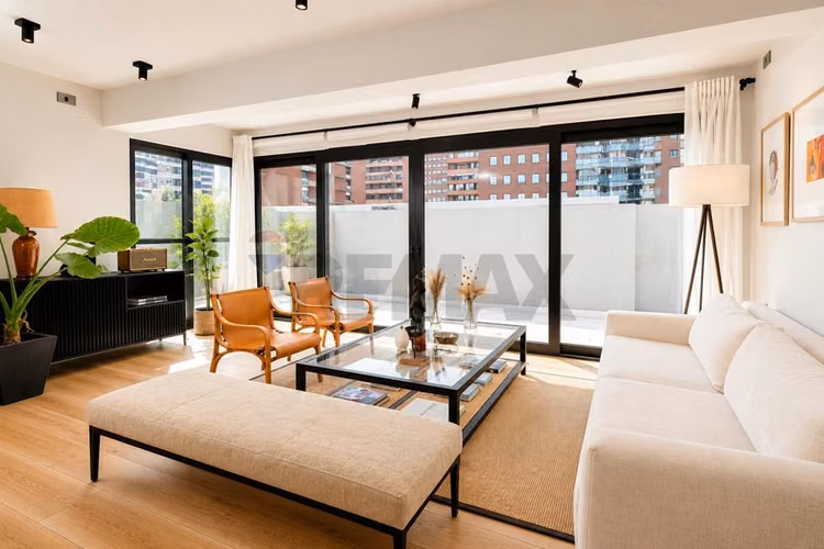 Exclusivo departamento remodelado con patio - Imagen 2