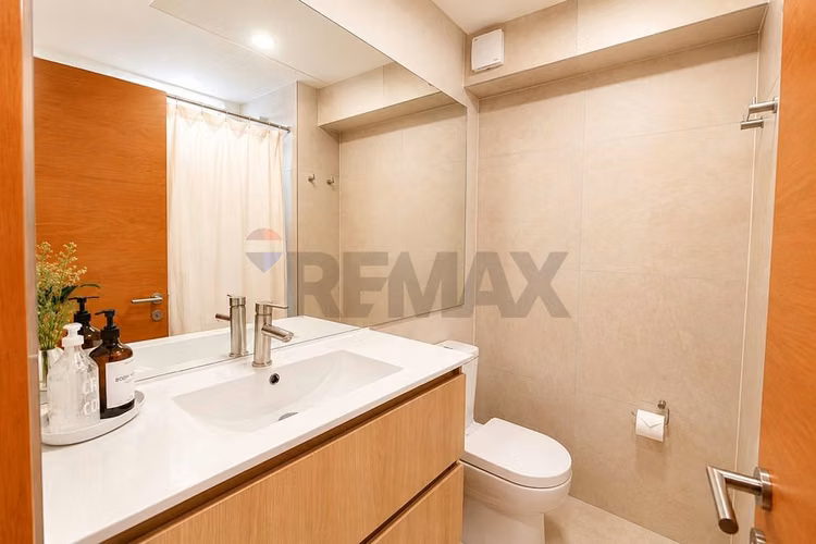 Exclusivo departamento remodelado con patio - Imagen 25