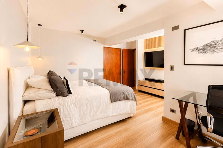 Exclusivo departamento remodelado con patio - Imagen 16