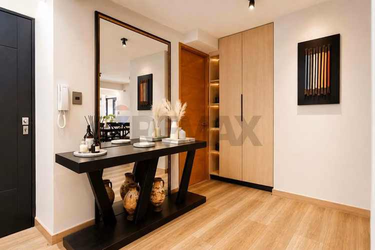 Exclusivo departamento remodelado con patio - Imagen 5