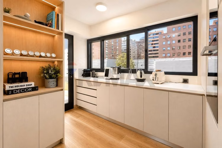 Exclusivo departamento remodelado con patio - Imagen 11
