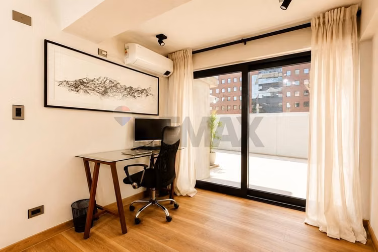 Exclusivo departamento remodelado con patio - Imagen 17