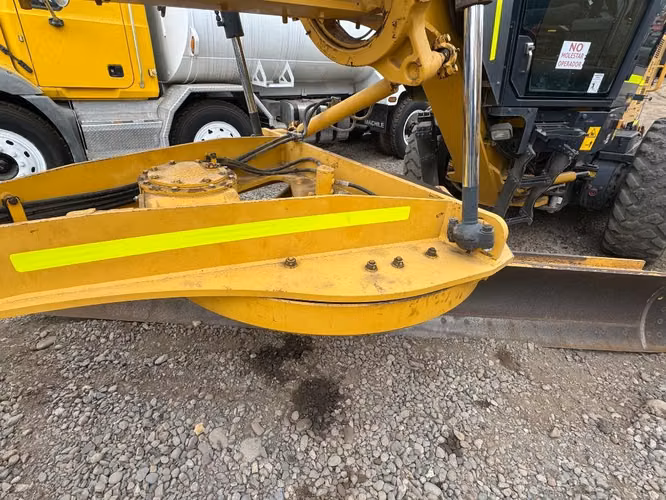 Motoniveladora Komatsu impecable estado operacional