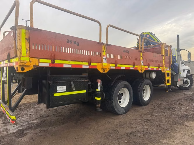 Camion pluma impecable estado